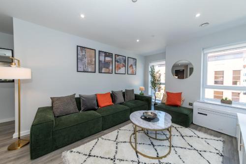 Brand New Flat with AC 5-Min Walk to Town Centre - Pass the Keys