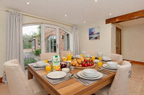 Creamery Cottage with Games room and Free Parking