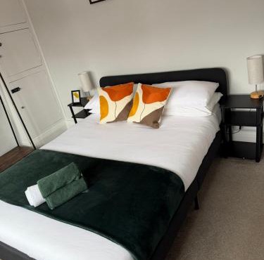 2BDR House, Contractor Stays, Families, Close to City Centre & Hospital, Free Parking, Sleeps 5!