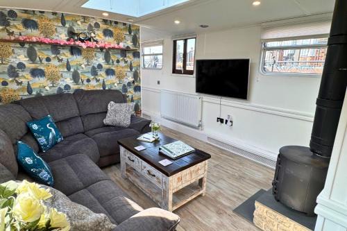 The Swan Floatel - 3BR Barge, Barton Marina, Deck, Sleeps 6