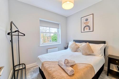 3 Bed House with Office Space in Coventry, by ARP Homes, Central, Driveway & Garage, Garden, Ideal for Contractors, Families & Long stays