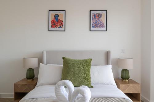 Modern Canal-Side Apartment in Milton Keynes