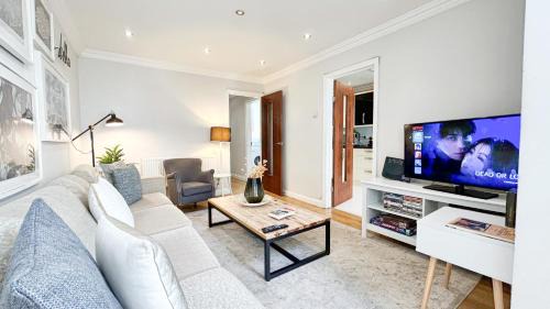 Lovely 4-Bedroom Kilburn Flat with Garden and Parking near Hampstead Heath, Abbey Road by Staylio London