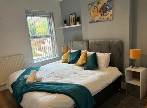 HILLTOP PLACE SUITES 6 beds for CONTRACTORS and FAMILIES near MEADOWHALL with FREE PRIVATE PARKING