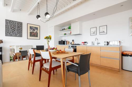 Sun-Splashed Art Deco Loft - Yoga Zone, Hackney
