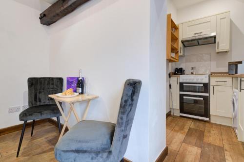 Peaceful Getaway - Free Parking, Short Drive to Stamford