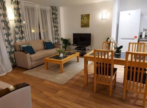 Large 2 Bed, 2 Bath, Free Parking & WiFi